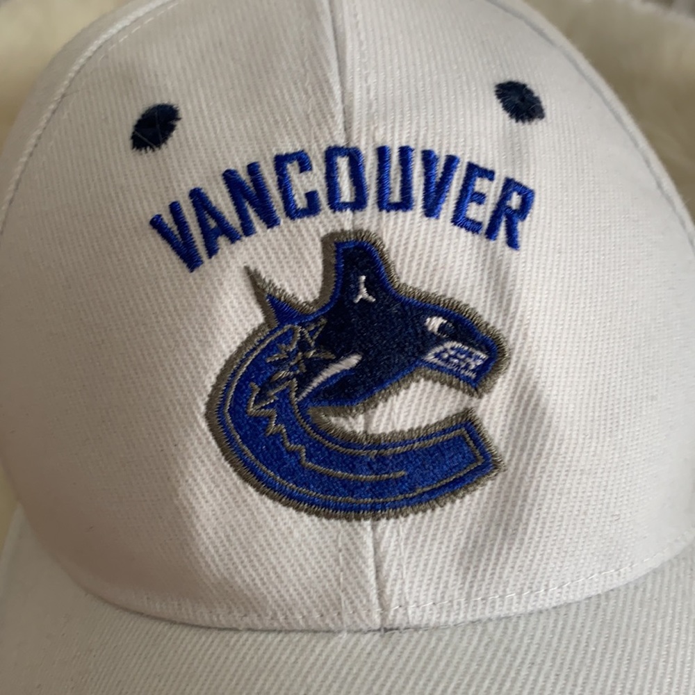 Vancouver Canucks Baseball Cap - Picture 2 of 5